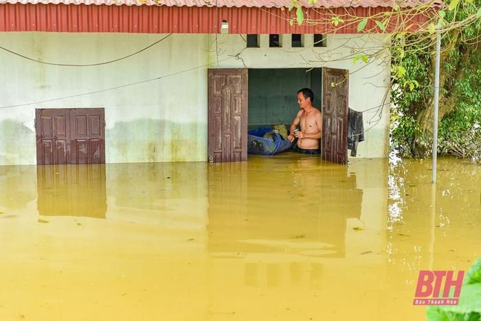 Người dân ở đây cho hay, vào sáng ngày 23/9 nước lũ trên sông Lèn lên rất nhanh làm họ phải toán loạn sơ tán đồ đạc lên chỗ cao, như bờ đê hoặc tầng 2 của nhà dân để tránh lũ.