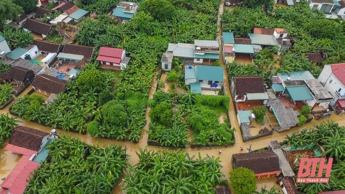 Ghi nhận vào chiều ngày 24/9 tại xã Yến Sơn, huyện Hà Trung đang có hơn 500 hộ dân với gần 1.600 nhân khẩu của 2 thôn Binh Lâm và Chuế Cầu vẫn chìm trong nước lũ.