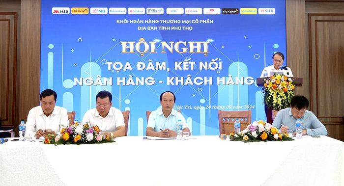 Đại diện Khối các ngân hàng TMCP ngoài Nhà nước trên địa bàn tỉnh trình bày báo cáo về tình hình hoạt động của Khối.