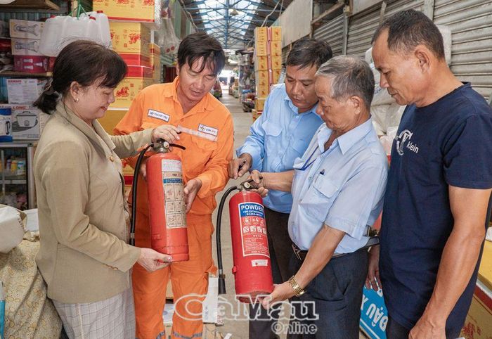 Kiểm tra an toàn về PCCC trong chợ nhà lồng chợ Phường 5.
