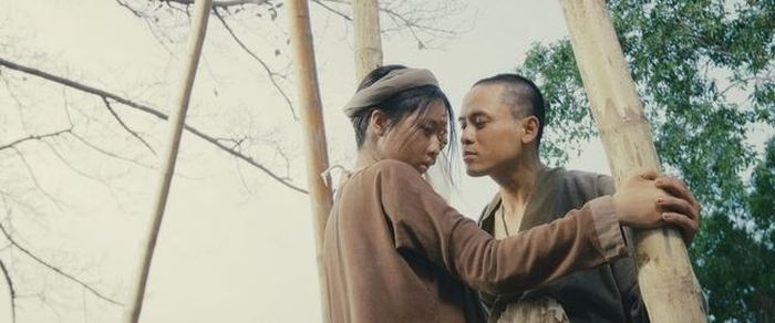 Lâm Thanh Mỹ (trái, vai Cám) và Trần Doãn Hoàng (vai Bờm) trong phim