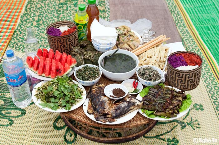 Mâm cơm truyền thống của người dân Môn Sơn. Ảnh: Sách Nguyễn