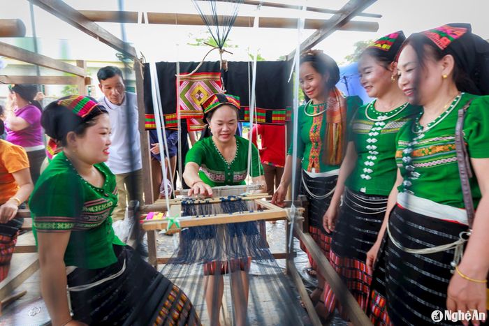 Dệt thổ cẩm ở Môn Sơn. Ảnh: Sách Nguyễn