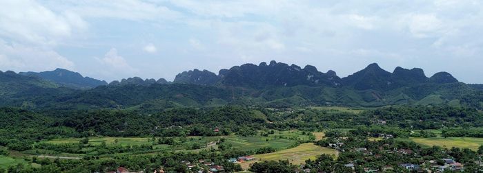 Những dãy núi nhấp nhô bao quanh thung lũng Mường Quạ. Ảnh: Tiến Đông
