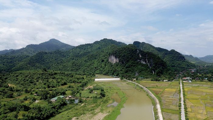 Sông Giăng uốn quanh Phà Lài - hay còn gọi là Lèn hoa. Ảnh: Tiến Đông