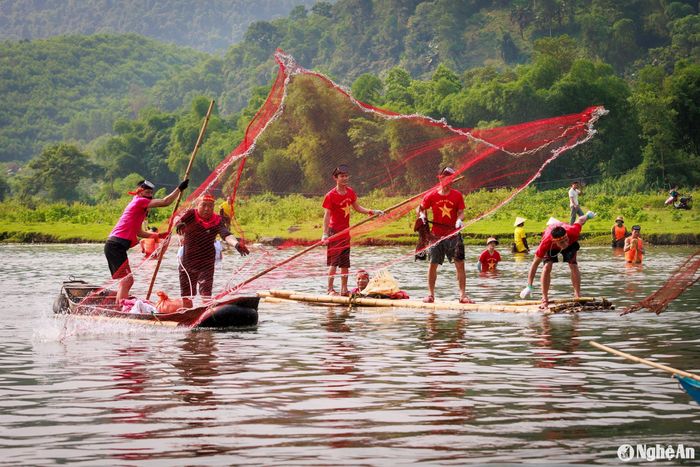 Đánh bắt cá trên sông Giăng. Ảnh: Sách Nguyễn