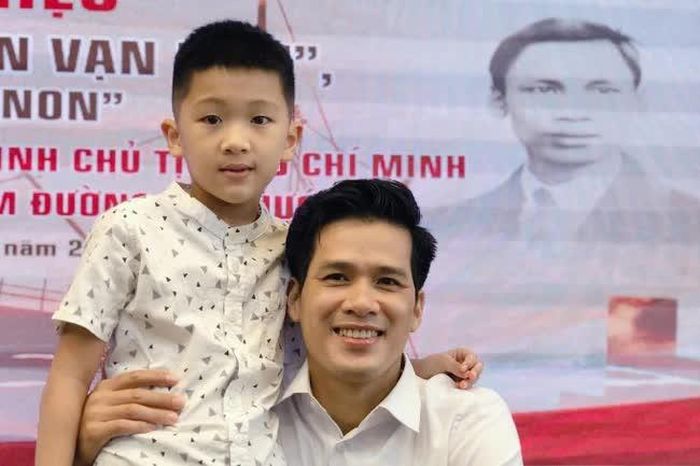 Hai cha con nghệ sĩ Minh Hải - Anh Đức đóng vai Nguyễn Sinh Cung (lúc nhỏ) và Nguyễn Tất Thành (trưởng thành)