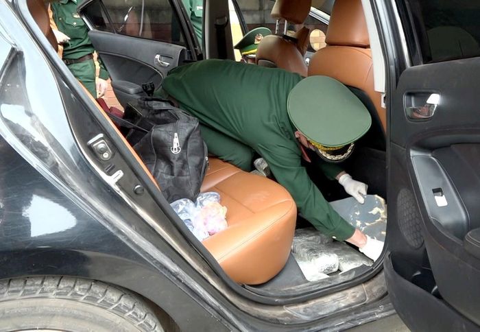 Lực lượng BĐBP khám xét, thu giữ ma túy giấu trong ngăn bí mật dưới sàn xe ô-tô do Yia Song và Keo Song vận chuyển.