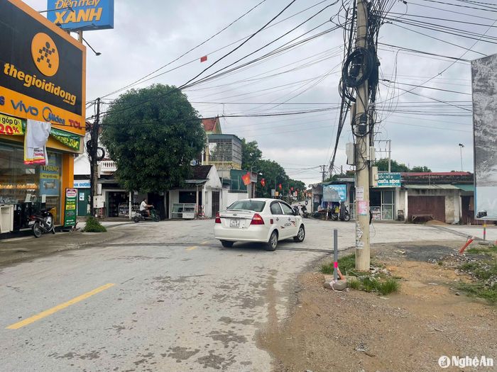 Ngã tư này có lưu lượng phương tiện qua lại động, nếu không có đèn tín hiệu giao thông thì rất dễ dẫn đến nguy cơ xảy ra tai nạn. Ảnh: Tiến Đông