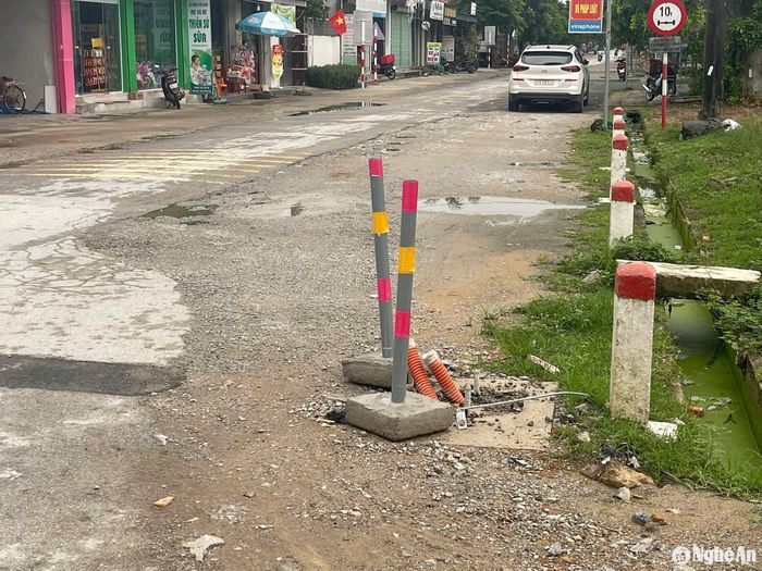 Có 3 trụ đèn đã thi công xong phần móng và đi đường dây điện, tuy nhiên, do trụ còn lại đang bị vướng mắc nên việc thi công cũng đang bị dừng lại. Ảnh: Tiến Đông