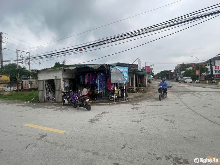 Trên thửa đất của gia đình ông Diên hiện có ki-ốt kinh doanh. Ảnh: Tiến Đông