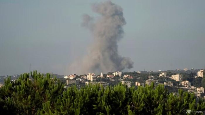 Khói bốc lên từ một cuộc không kích của Israel ở phía Bắc Beirut, tại làng Ras Osta, quận Byblos, nhìn từ Maaysrah, Liban, vào ngày 25/9. Ảnh: AP