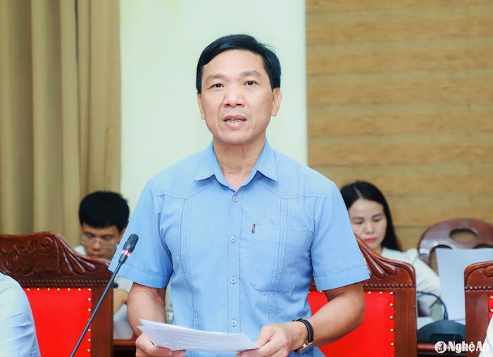 Đồng chí Hồ Xuân Bảy - Phó trưởng Ban Thường trực Ban Nội chính Tỉnh ủy trình bày Báo cáo đánh giá tình hình tháng 9, dự kiến tình hình trọng tâm tháng 10/2024. Ảnh: Thành Duy