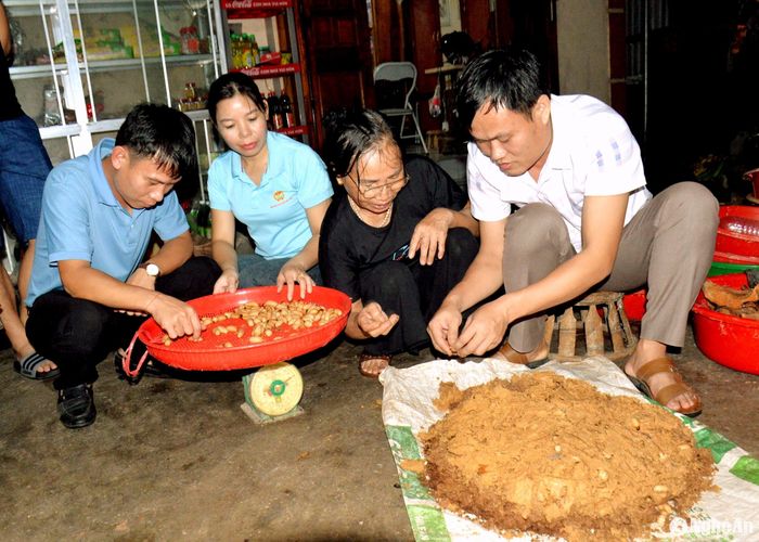 Mỗi khi khách hàng đến mua đuông cọ là đổ cả chậu ra để nhặt đuông. Ảnh: Xuân Hoàng