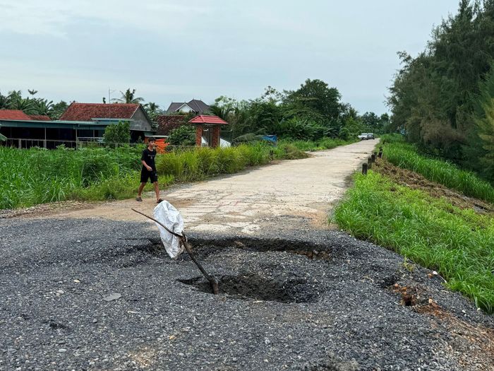 Vị trí đê biển bị sạt lở cách khu dân cư thôn Hùng Phong, xã Diễn Hùng không xa, nên nếu không khắc phục sớm sẽ dẫn đến hậu quả khó lường. Ảnh: Nguyễn Hải