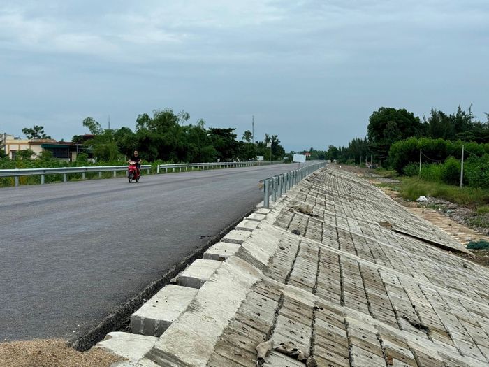 Đoạn đê biển đồng thời là đường bộ ven biển qua Nghệ An từ xã Diễn Hải - Diễn Kim (Diễn Châu) đã được thi công hoàn chỉnh, đáp ứng yêu cầu phòng, chống lụt bão và nước biển dâng. Ảnh: Nguyễn Hải