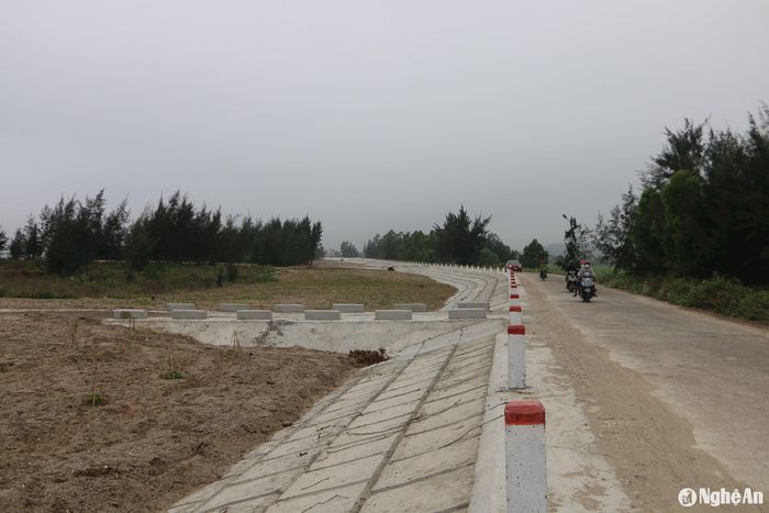 Tuyến đê và kè ven biển từ xã Quỳnh Thọ (Quỳnh Lưu) vào xã Diễn Hùng (Diễn Châu) thời điểm mới được tôn tạo năm 2022. Ảnh Tư liệu của Nguyễn Hải
