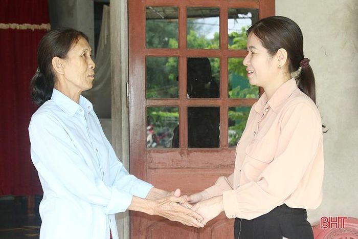 Bà Cạnh bày tỏ sự cám ơn đối với chị Nhàn trong ngôi nhà mới khang trang.