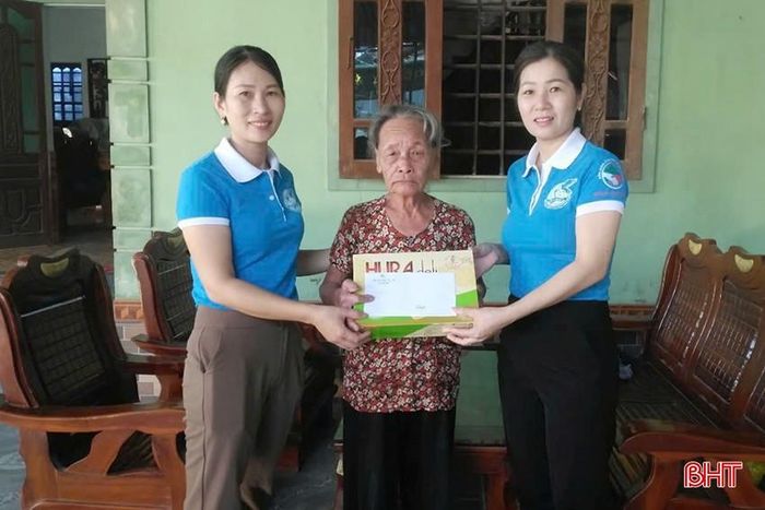 Chị Nhàn (bên phải) cùng cán bộ Hội trao tặng các phần quà cho người cao tuổi, phụ nữ khó khăn trên địa bàn.