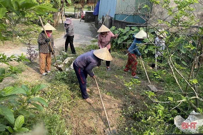  Chị Nhàn cùng tổ chỉnh trang nhà sạch, vườn đẹp tích cực giúp đỡ người dân dọn dẹp, chỉnh trang nhà cửa, làm đệm lót sinh học để phục vụ chăn nuôi. 