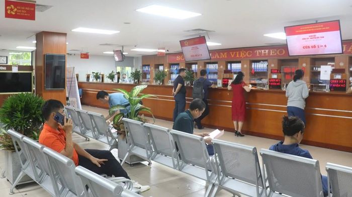 Tại quận Long Biên, công chức các Bộ phận ''một cửa'' trực tiếp nhận giải quyết hồ sơ cho công dân nhanh chóng, kịp thời đáp ứng yêu cầu giải quyết công việc của người dân, DN
