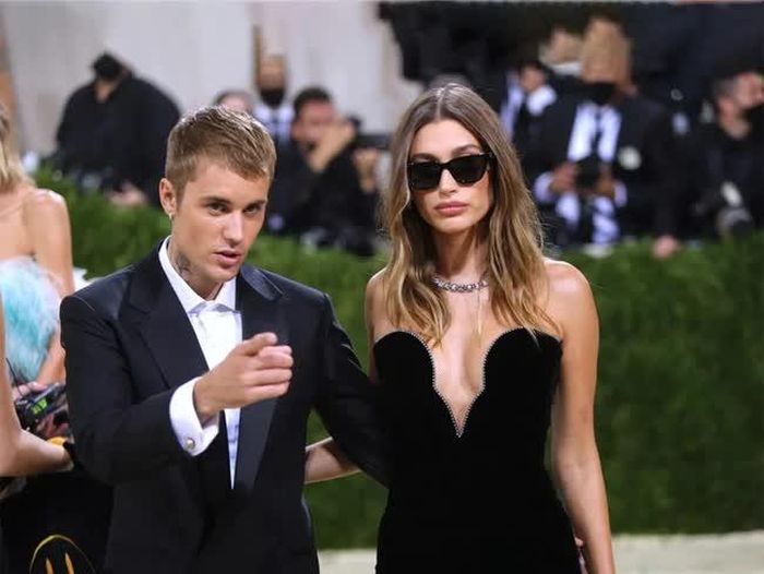 Justin Bieber và vợ Hailey Bieber