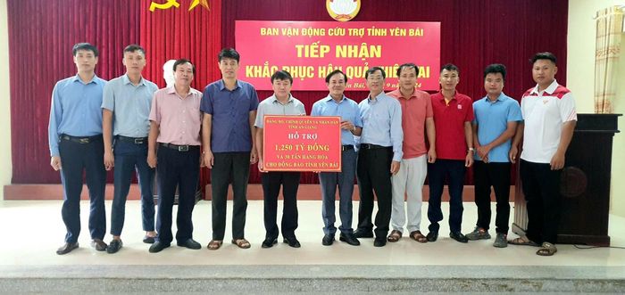 Đại diện doanh nghiệp An Giang (Sao Mai Group) trao quà tặng tại Yên Bái
