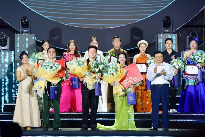 Trao giải Ba cho các thí sinh Nguyễn Hữu Thắng, Nguyễn Văn Quốc Bảo và Nguyẽn Thị Thảo Nhi. Ảnh: Đình Tuyên