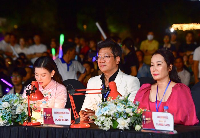 Ban giám khảo cuộc thi. Ảnh: Đình Tuyên