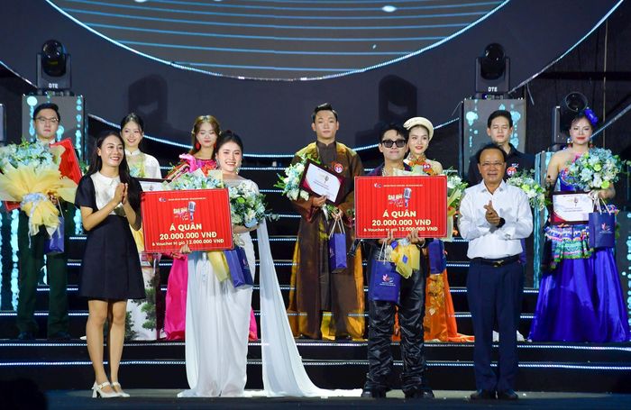 Trao giải Nhì cho các thí sinh Ninh Quang Minh và Nguyễn Mộc An. Ảnh: Đình Tuyên