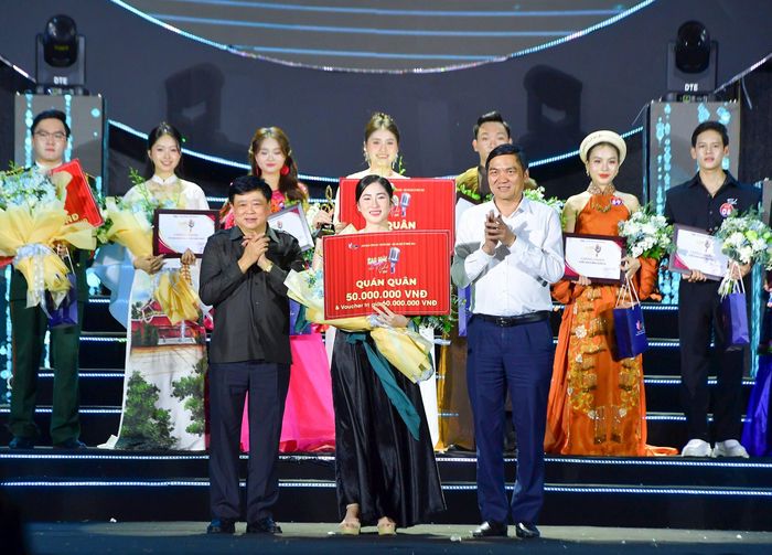 Trao giải Nhất cho thí sinh Hoàng Thị Thu Hà. Ảnh: Đình Tuyên