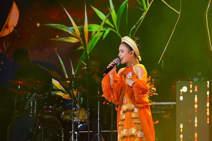 Tiết mục "Mơ quê" sáng tác của Nguyễn Tài Tuệ do thí sinh Phạm Thị Thu Huyền trình bày, đây cũng là thí sinh đoạt giải Khuyến khích của cuộc thi. Ảnh: Đình Tuyên