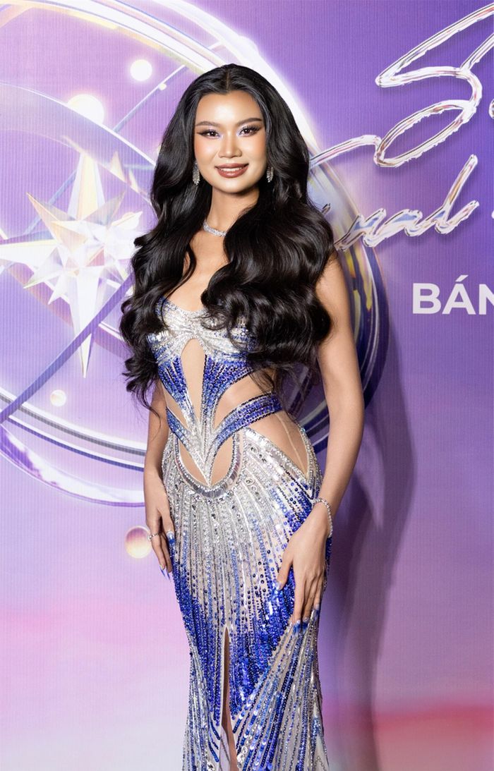 Sang Việt Nam, Anntonia gặp lại bạn thi tại Hoa hậu Hoàn vũ 2023 là Bùi Quỳnh Hoa. Đương kim Miss Universe diện váy ren cúp ngực, đọ sắc cùng các Á hậu Hương Ly, Hồng Đăng trên thảm đỏ.