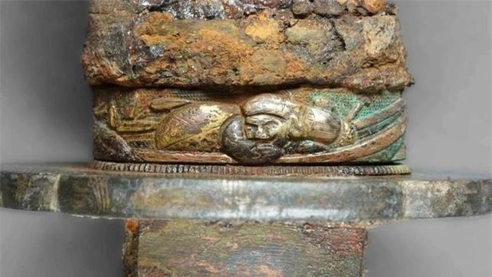 Cận cảnh Daikoku, một trong bảy vị thần may mắn của Nhật Bản, mang theo một chiếc búa (phải) và một bao gạo (trái).(Ảnh: Staachliche Museen zu Berlin, Museum für Vor- und Frühgeschichte / Anica Kelp)