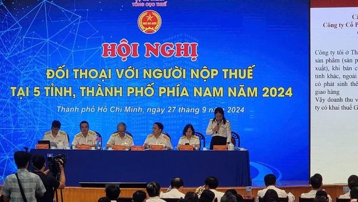 Chuyên gia Tổng cục Thuế giải đáp vướng mắc chính sách thuế cho người nộp thuế. Ảnh: Đỗ Doãn