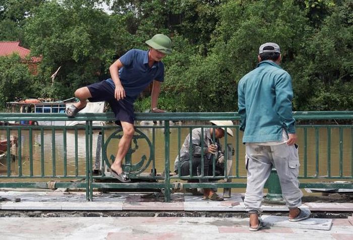 Tháng 9/2024, ông H, một cư dân xóm đò lại vượt rào để lên phố. Nhưng đây là một hàng rào mới, thuộc dự án tôn tạo bờ phải sông Tam Bạc và công nhân vẫn đang hoàn thiện