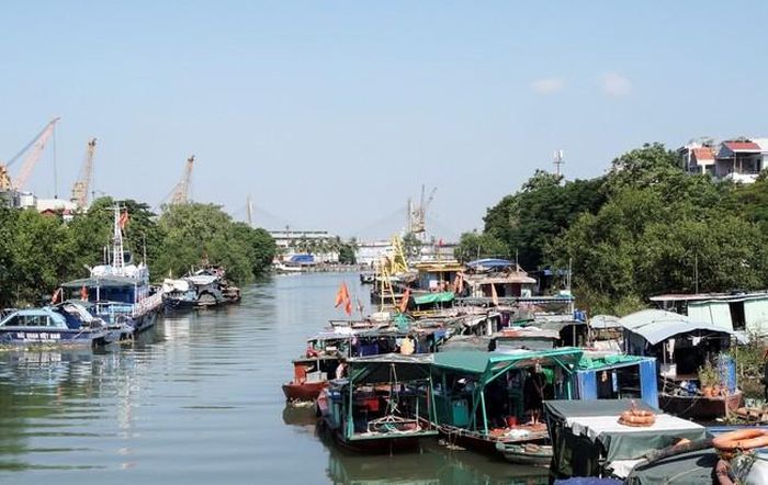 Xóm đò bên bờ phải sông Tam Bạc những ngày “đông vui” cách đây 2 năm với thuyền đò san sát, đan xen cây cối xanh um