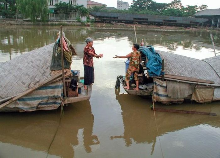 Đây là một trong những bức ảnh đầu tiên tôi chụp xóm đò Tam Bạc năm 2001. Khi ấy sông còn vắng, mới có vài con đò đến neo đậu và làm hàng xóm với nhau