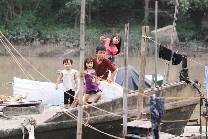 Hai hoặc ba thế hệ có lẽ đã sinh ra và lớn lên ở đây, bức ảnh này chụp năm 2015, các em bé này chắc đã lớn lắm rồi