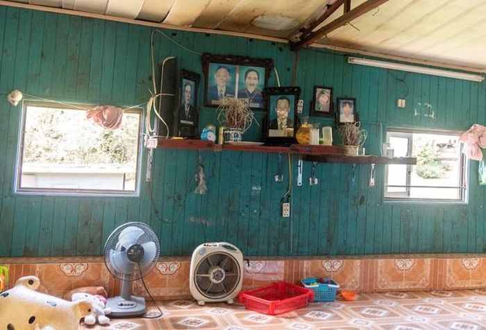 Trong ngôi nhà là chiếc xà lan bằng bê tông cốt thép, có cả một ban thờ với ảnh nhiều người…