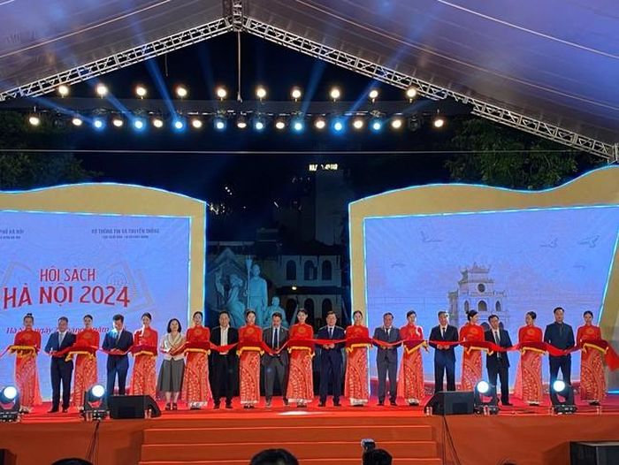 Các đại biểu cắt băng khai mạc Hội sách Hà Nội – năm 2024