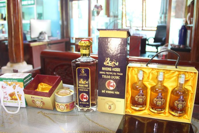 Các sản phẩm sử dụng nhung hươu từ các hộ chăn nuôi trên địa bàn huyện Quỳnh Lưu. Ảnh tư liệu: Văn Trường