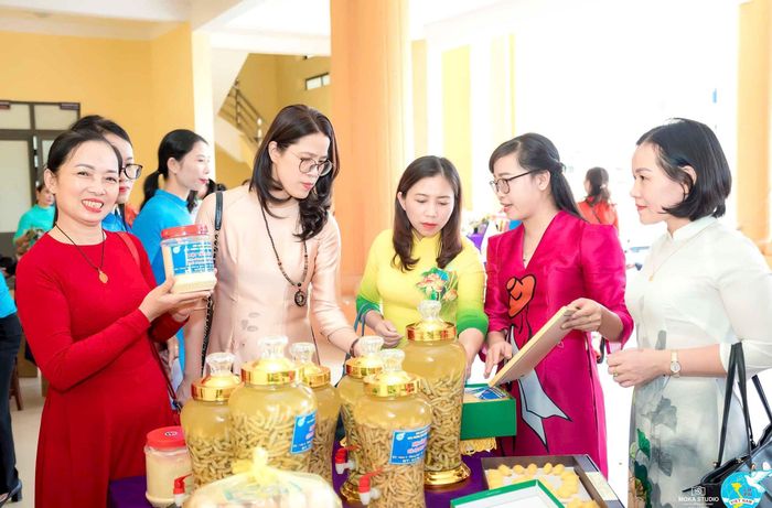 Những sản phẩm độc đáo, có giá trị cao của Hợp tác xã Trồng dâu nuôi tằm tại diễn đàn Phụ nữ khởi nghiệp của huyện Đô Lương. Ảnh: Thái Thị Hiền