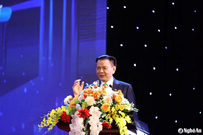 Ông Hồ Huy - Chủ tịch Tập đoàn Mai Linh chia sẻ kinh nghiệm khởi nghiệp tại diễn đàn. Ảnh: T.P