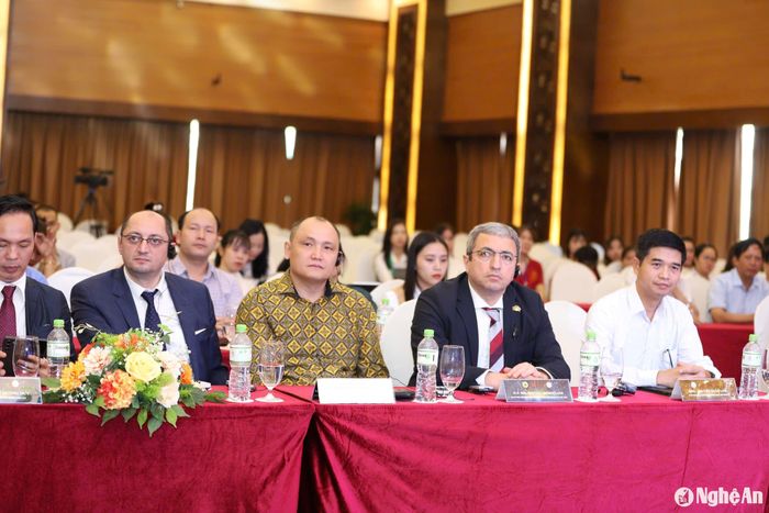 Các vị khách quốc tế tham gia diễn đàn. Ảnh: T.P