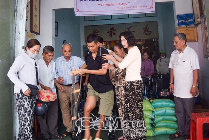 Anh Võ Cao Minh (Phường 5, TP Cà Mau) bị bệnh, đi đứng khó khăn, rất vui mừng vì khi có được xe lăn, giúp anh chủ động hơn trong sinh hoạt.
