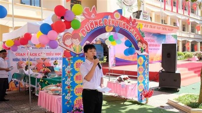 Gian hàng trưng bày và giới thiệu sách. Ảnh: Bích Huệ - TTXVN