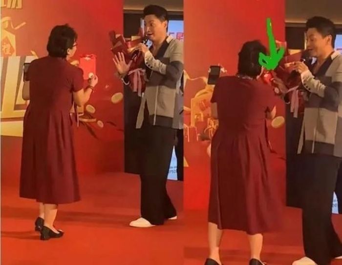 Người hâm mộ tặng tiền cho Hà Gia Kính