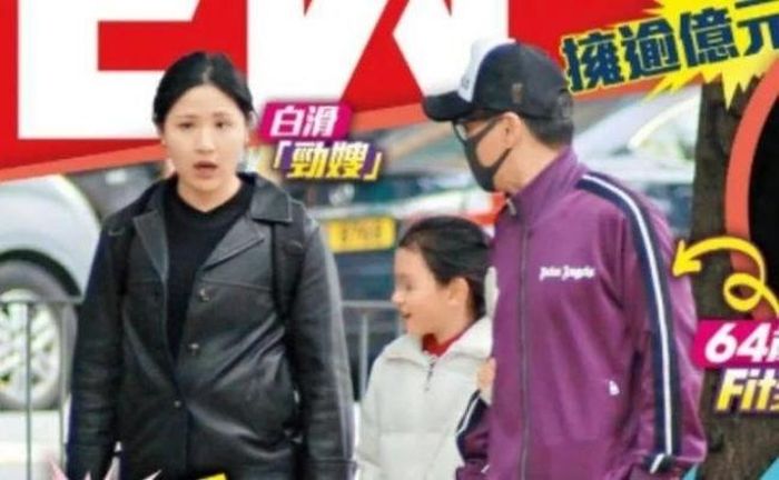 Hình ảnh Hà Gia Kính bên người phụ nữ lạ mặt và một bé gái được chụp hồi tháng 2/2024