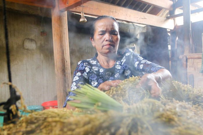 Bà Lữ Thị Lan, người dân tộc Khơ Mú ở bản Xốp Pu, xã Yên Na, huyện Tương Dương cho biết: “Lễ mừng lúa mới của người dân tộc Khơ Mú được tổ chức với ý nghĩa tạ ơn ông, bà, tổ tiên và các vị thần linh đã phù hộ, che chở cho cây trồng tốt tươi, không bị sâu bệnh phá hoại, chim sóc thú rừng phá, mùa màng mới bội thu, cuộc sống ấm no, đầy đủ và hạnh phúc. Trong mâm cúng không thể thiếu xôi được hông từ cốm nếp mới, vì vậy, năm nào gia đình tôi cũng làm cốm nếp mới để cúng ông bà, tổ tiên”. Trong ảnh: Bà Lan đang phơi những bông lúa sau khi đã được đun sôi trên giàn bếp. Ảnh: Đình Tuân